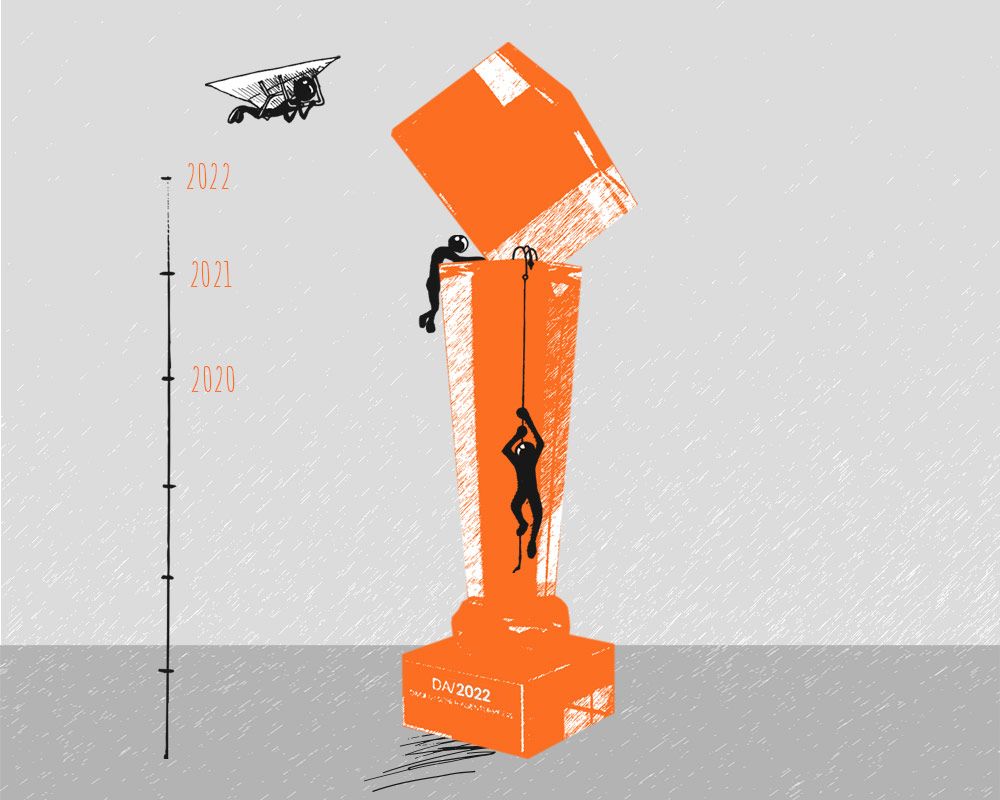 Illustration einer Skulptur mit Kletterern und einem Papierflieger, die die Jahreszahlen 2020, 2021 und 2022 hervorheben und den Design Award DA/2022 darstellen.