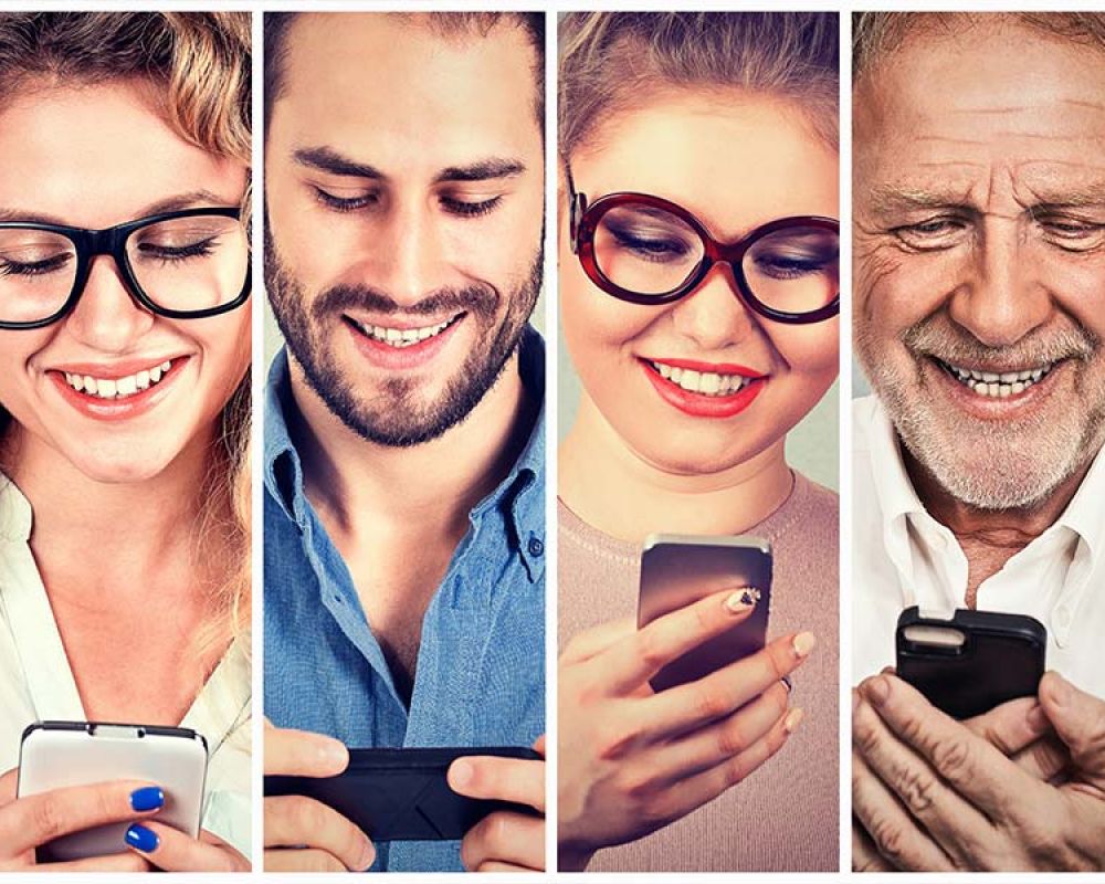 Vier Personen unterschiedlichen Alters und Geschlechts, die lächelnd auf ihre Smartphones schauen, symbolisieren die Zielgruppenansprache und Nutzerinteraktion im digitalen Marketing. Vier Personen unterschiedlichen Alters und Geschlechts, die lächelnd auf ihre Smartphones schauen, symbolisieren die Zielgruppenansprache und Nutzerinteraktion im digitalen Marketing.