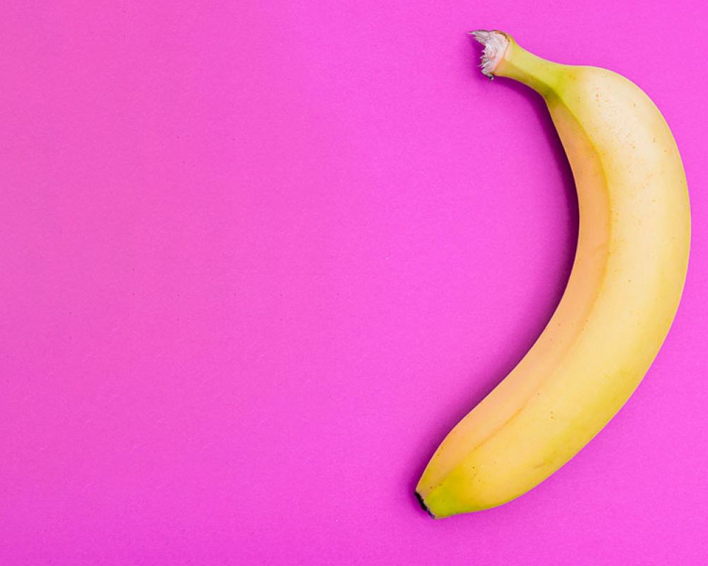 Gelbe Banane auf pinkem Hintergrund, einfache Darstellung für klaren visuellen Kontrast. Gelbe Banane auf pinkem Hintergrund, einfache Darstellung für klaren visuellen Kontrast.