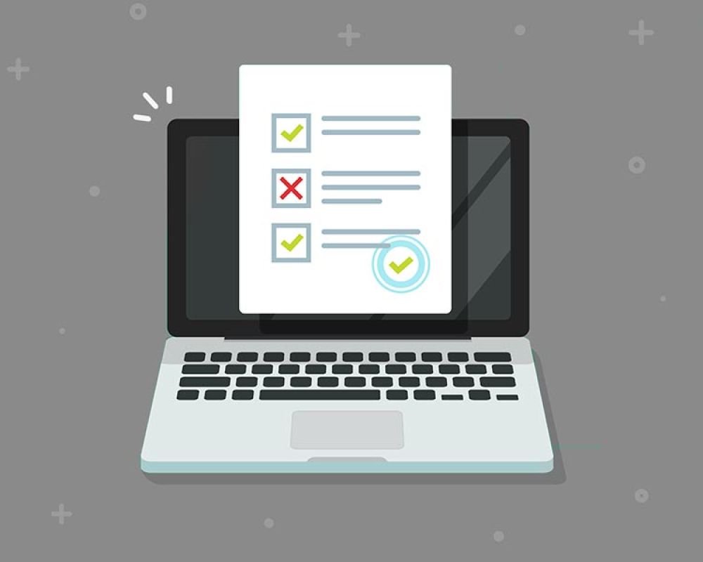 Laptop mit einer Checkliste auf dem Bildschirm, symbolisiert Website-Audit und Qualitätsprüfung durch eine Marketingagentur.