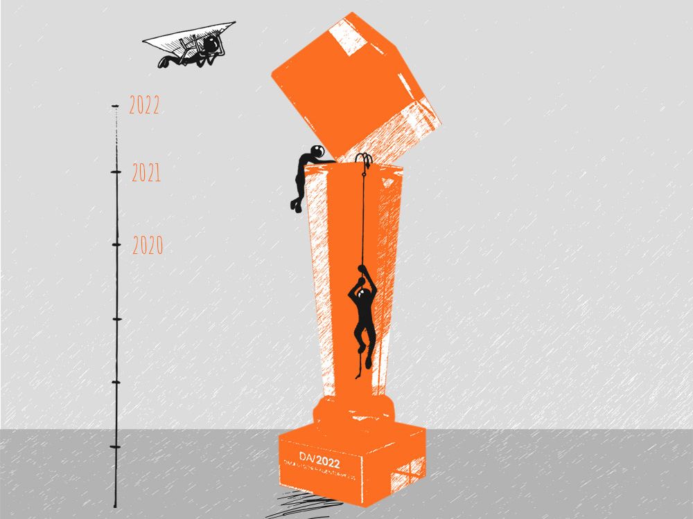 Illustration einer Skulptur mit Kletterern und einem Papierflieger, die die Jahreszahlen 2020, 2021 und 2022 hervorheben und den Design Award DA/2022 darstellen.