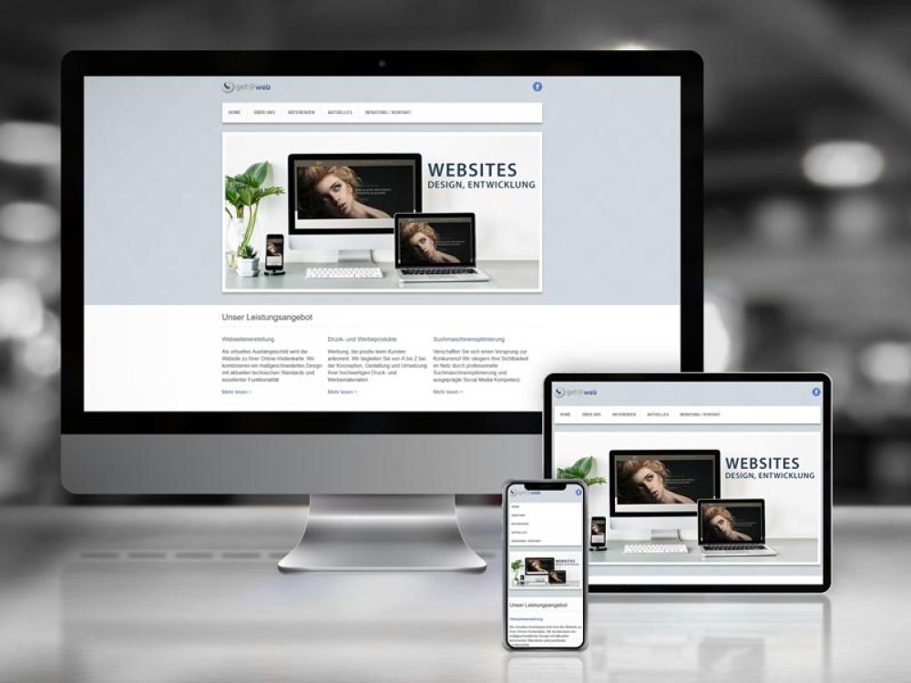 Verschiedene Geräte zeigen eine Website, verdeutlicht responsives Webdesign und -entwicklung.