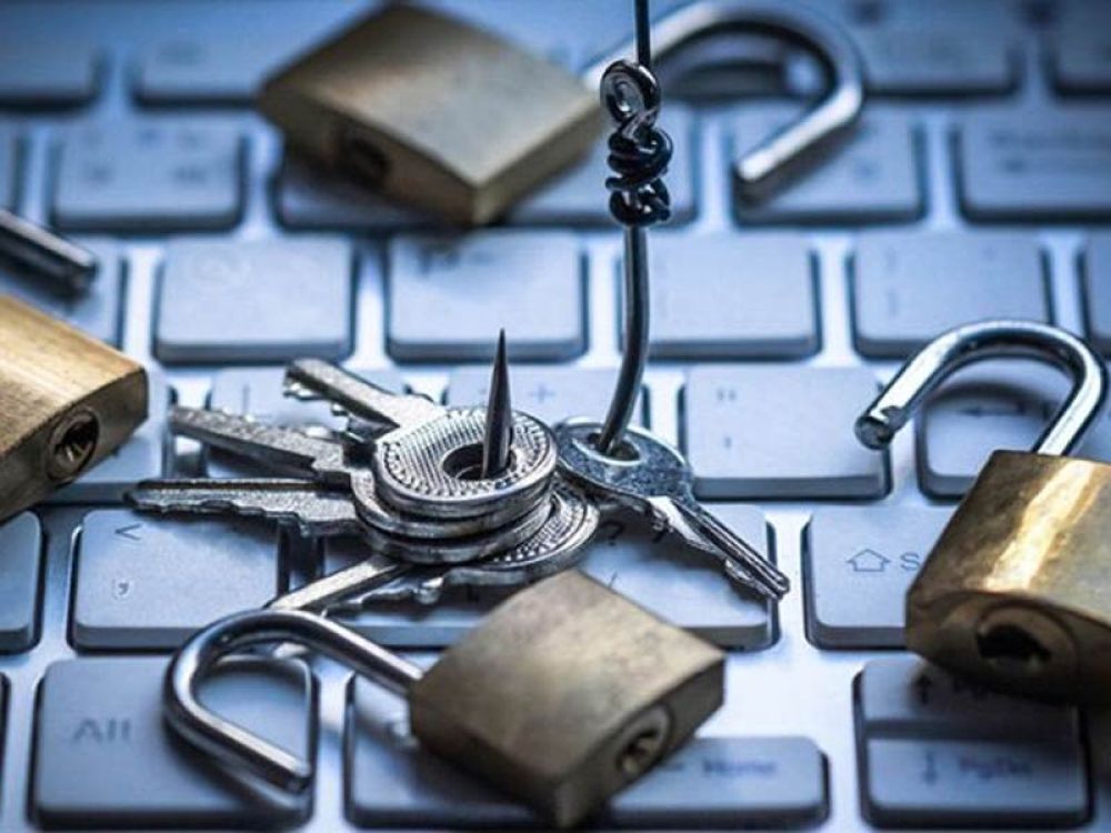 Mehrere Vorhängeschlösser und Schlüssel auf einer Computertastatur, die auf das Thema Datensicherheit hinweisen, betont die Bedeutung von Datenschutz und IT-Sicherheit in der digitalen Marketingwelt.