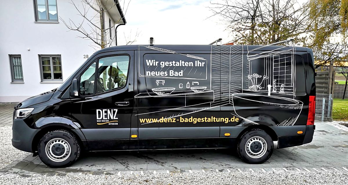 Firmenfahrzeug und Anhänger von DENZ Heizungsbau vor einem Haus, werben für Neubau und Modernisierung durch Fahrzeugbeschriftung und Werbeplanen.
