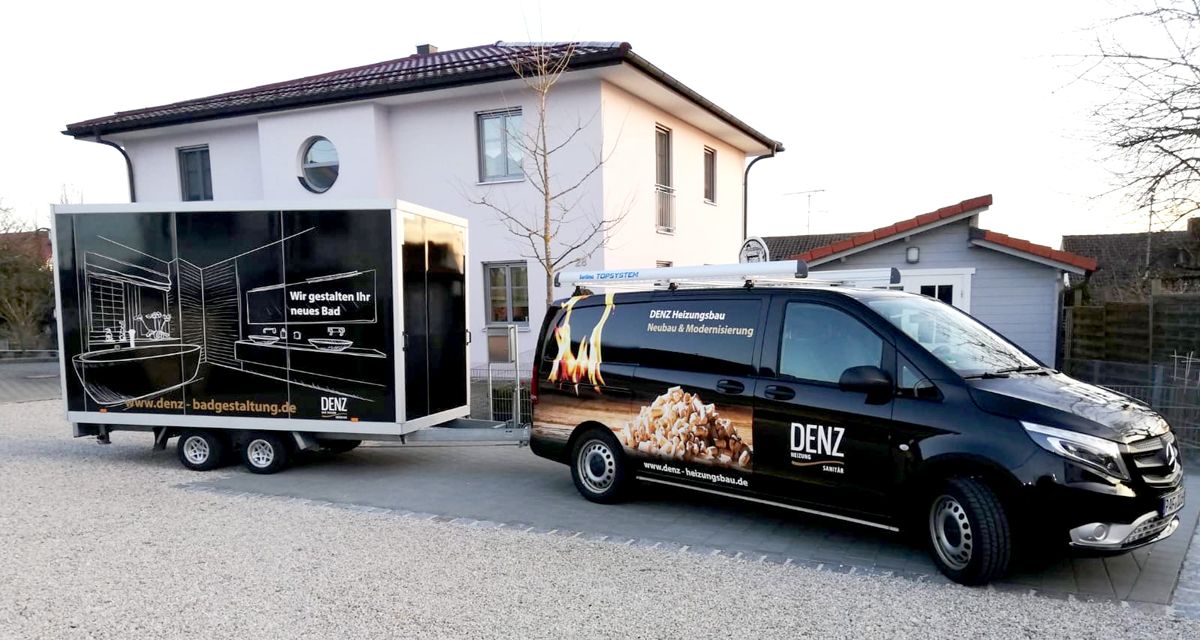 Firmenfahrzeug und Anhänger von DENZ Heizungsbau vor einem Haus, werben für Modernisierung und Heizungsbau durch Fahrzeugbeschriftung.