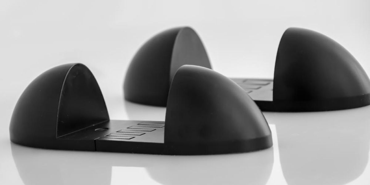 Produktfoto eines Kabelmanagement-Halters von Alltronic, das seine Funktionalität und modernes Design für Marketingzwecke hervorhebt.