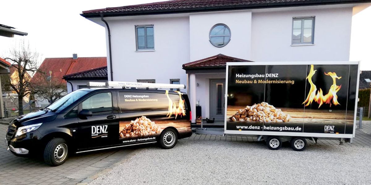 Firmenfahrzeug und Anhänger der Firma Denz Heizungsbau mit Branding, entwickelt zur Steigerung der Sichtbarkeit und Wiedererkennung im Marketing.