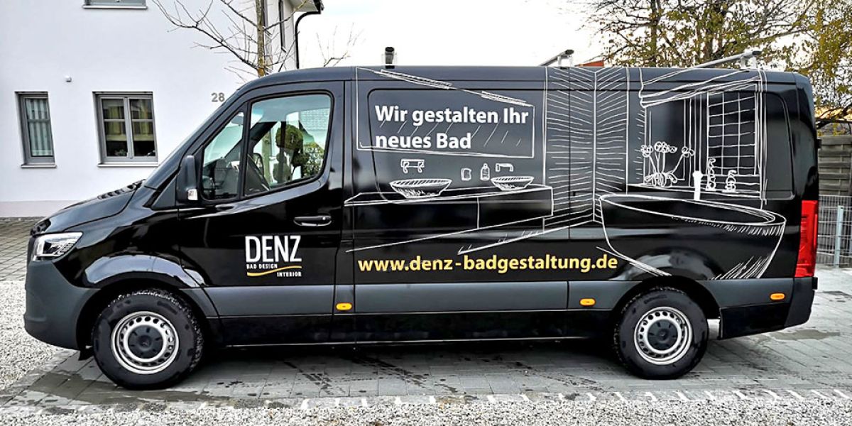Gebrandetes Firmenfahrzeug der Firma Denz Bad Design Interior, gestaltet für mobile Werbung und Unternehmensidentität.