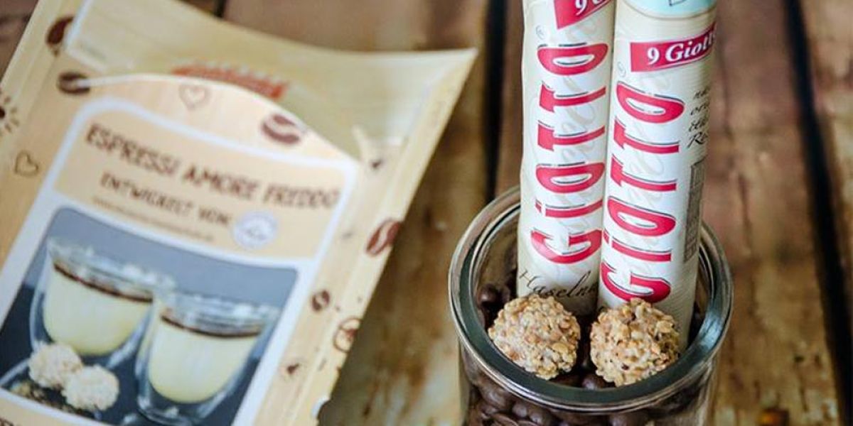 Nahaufnahme von Ferrero Giotto und Espressi Amore Freddo, dekorativ in einem Glas arrangiert – Produktfotografie für eine Marketingagentur. Nahaufnahme von Ferrero Giotto und Espressi Amore Freddo, dekorativ in einem Glas arrangiert – Produktfotografie für eine Marketingagentur.