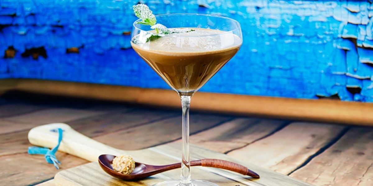 Eleganter Schokoladencocktail mit Ferrero Giotto auf einem Holzbrett – Kreative Produktfotografie für eine Marketingagentur