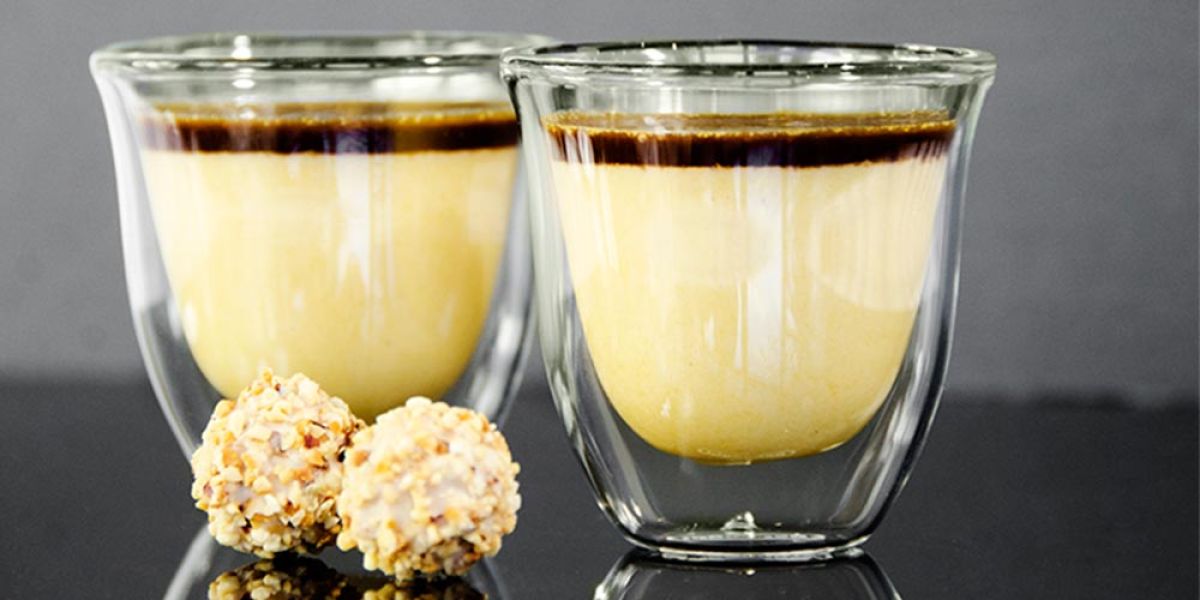 Zwei Glasbecher mit Espressi Amore Freddo und Ferrero Giotto Kugeln – Hochwertige Produktfotografie für eine Werbekampagne.