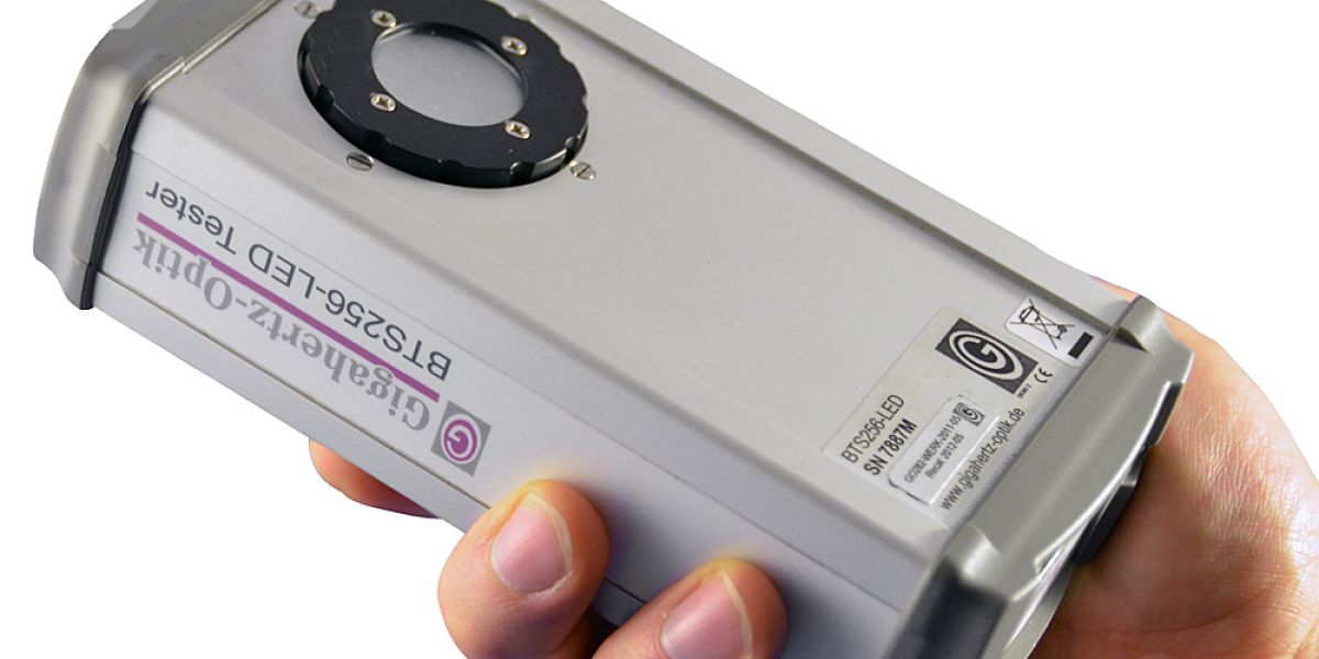 Handgerät BTS256-LED der Gigahertz Optik GmbH, aufgenommen bei einem professionellen Fotoshooting durch unsere Marketingagentur.