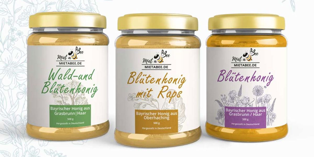 Drei Gläser mit Wald- und Blütenhonig, Blütenhonig mit Raps und Blütenhonig von Miet a Bee, präsentiert auf Etiketten, die von unserer Marketingagentur in Bayern gestaltet wurden.