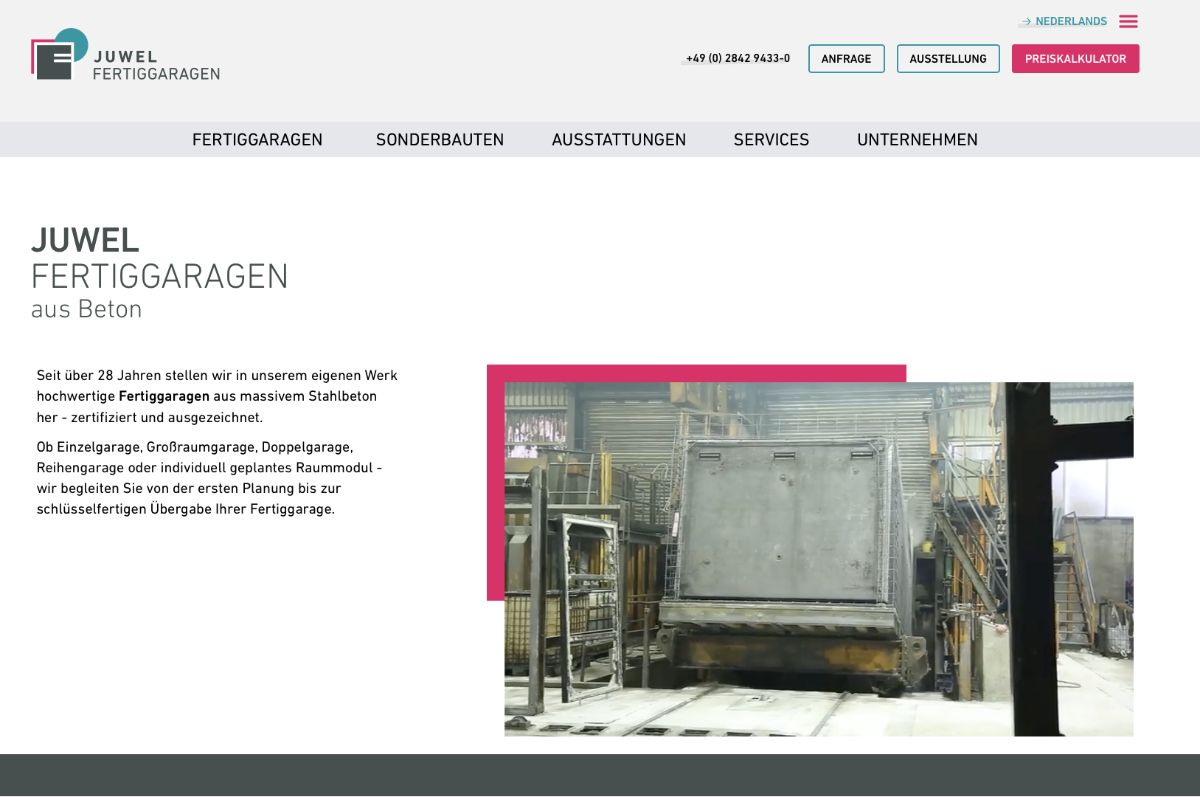 Produktionshalle von Juwel Fertiggaragen mit Betonfertigteilen in Herstellung, geeignet für Marketingkampagnen im Bau- und Fertiggaragenbereich.
