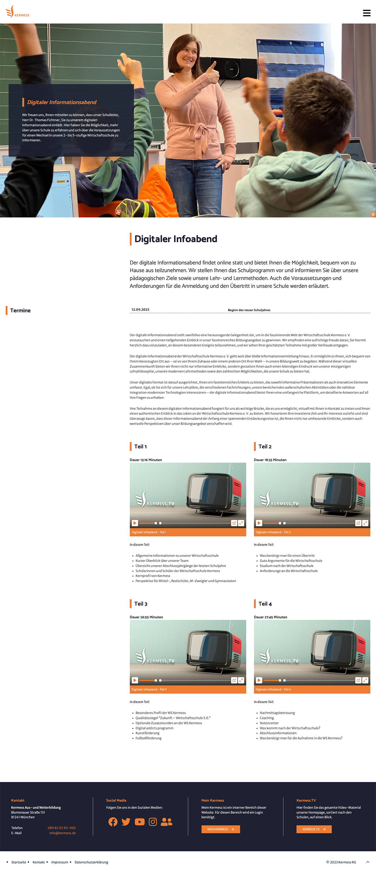 Lehrerin im Klassenzimmer, gibt Daumen hoch, während Schüler ihre Hände heben, dargestellt auf der Kermess Webseite, die von unserer Marketingagentur erstellt wurde. Digitale Infoveranstaltung wird beworben.