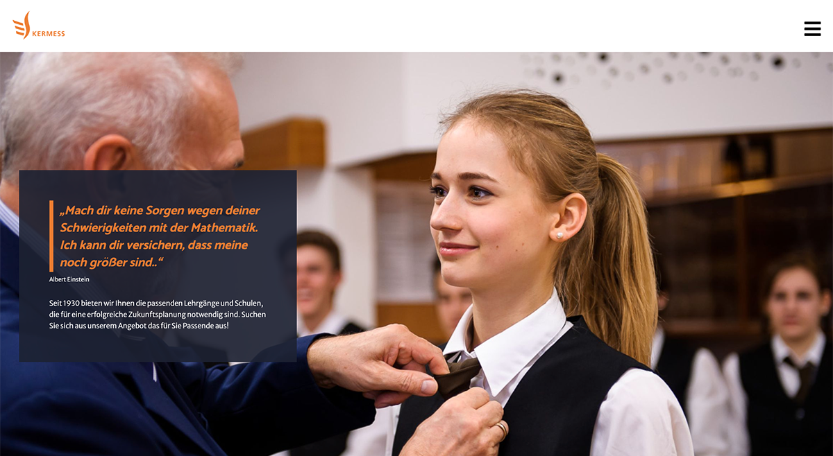 Mädchen in Schuluniform wird von einem älteren Mann korrigiert, aufgenommen für die Kermess Aus- und Weiterbildung Webseite, gestaltet von unserer Marketingagentur. Zitat von Albert Einstein im Bild. Mädchen in Schuluniform wird von einem älteren Mann korrigiert, aufgenommen für die Kermess Aus- und Weiterbildung Webseite, gestaltet von unserer Marketingagentur. Zitat von Albert Einstein im Bild.