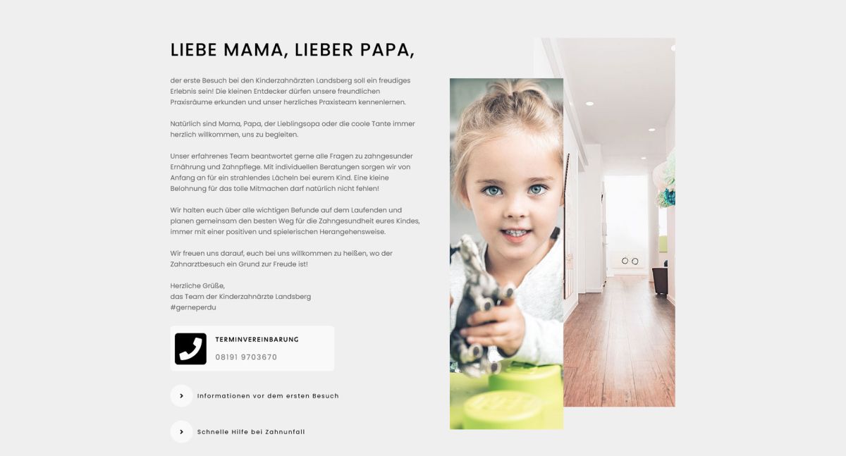 Ein kleines Mädchen mit einem Spielzeug auf der Webseite der Kinderzahnärzte Landsberg, erstellt von unserer Werbeagentur Dachau.