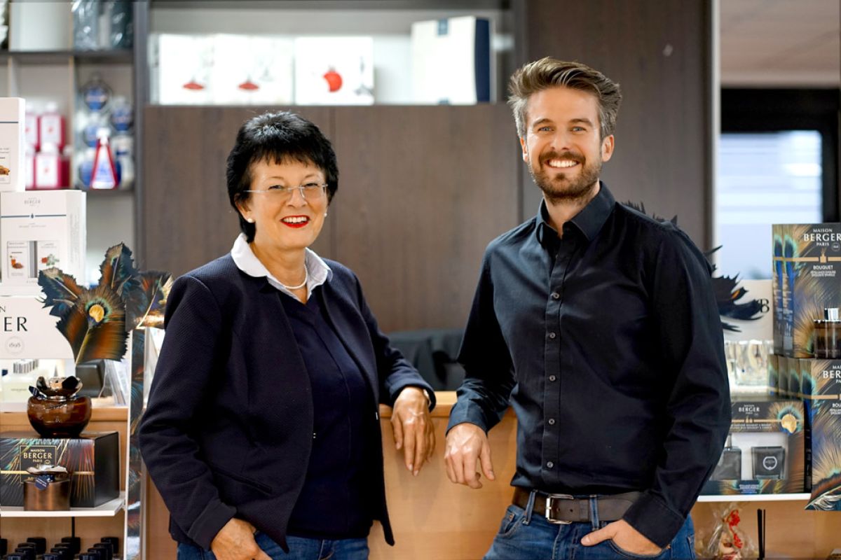 Kunath Wasserbetten Mitarbeiter posieren für ein Firmenfotoshooting, durchgeführt von der Marketingagentur GETAWEB.