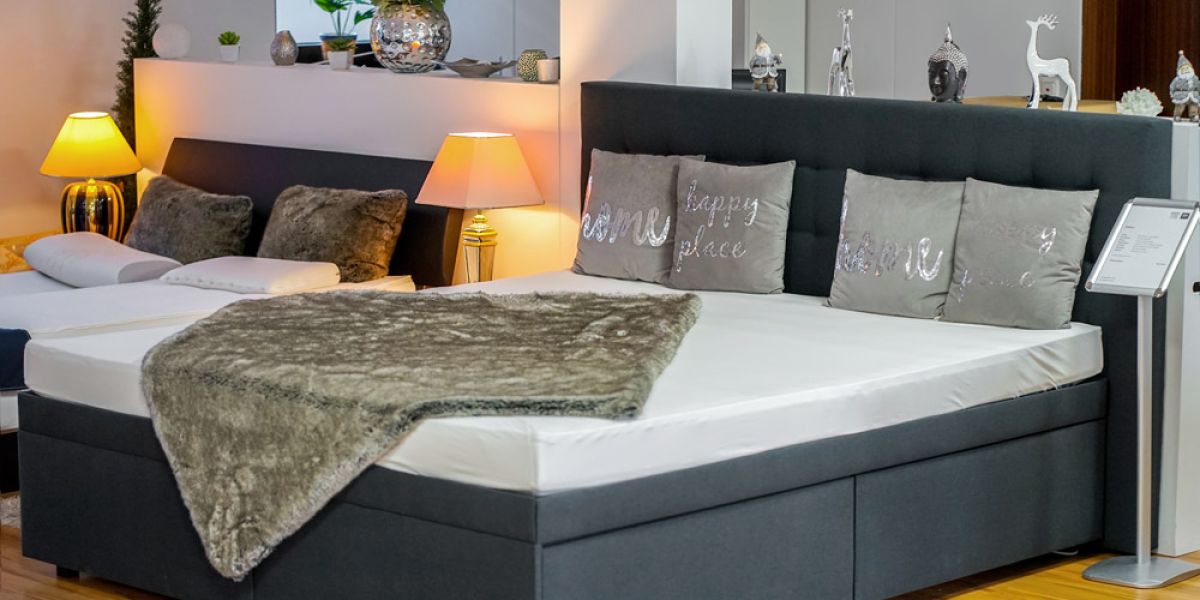 Stilvolles Schlafzimmer mit Kunath Wasserbetten, inszeniert für ein Werbefotoshooting von der Marketingagentur GETAWEB.