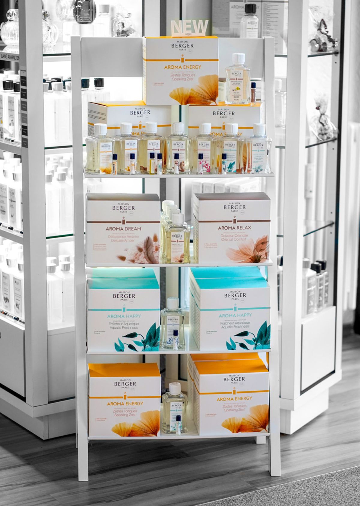 Eleganter Verkaufsstand mit Maison Berger Paris Produkten, fotografiert für Kunath Wasserbetten von der Werbeagentur GETAWEB.