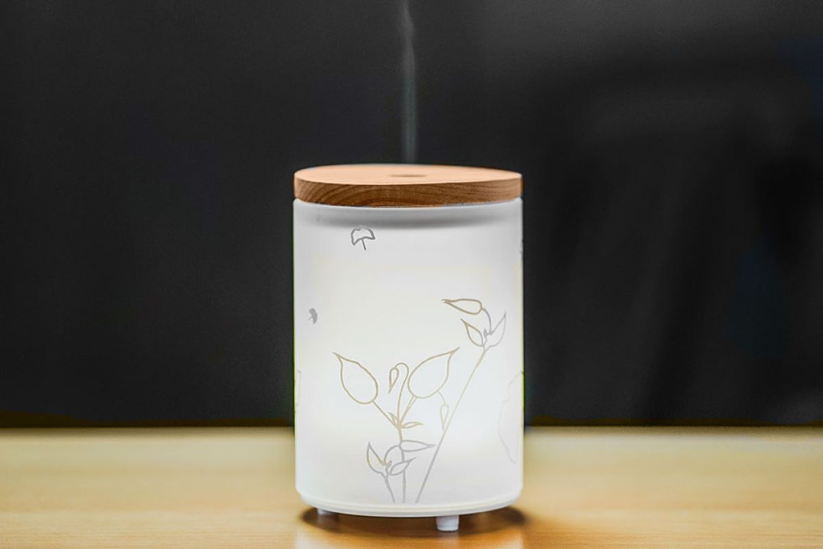 Moderner Luftbefeuchter mit floralem Design auf einem Holztisch, fotografiert für das Produktportfolio von Kunath Wasserbetten durch die Werbeagentur GETAWEB.