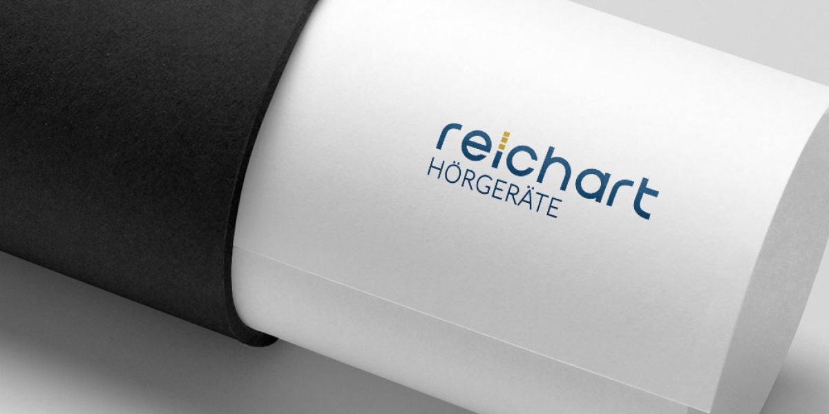 Modernes Logo für Hörgeräte Reichart GmbH, entworfen von unserer Werbeagentur, um das Unternehmen in einem neuen Look erscheinen zu lassen.