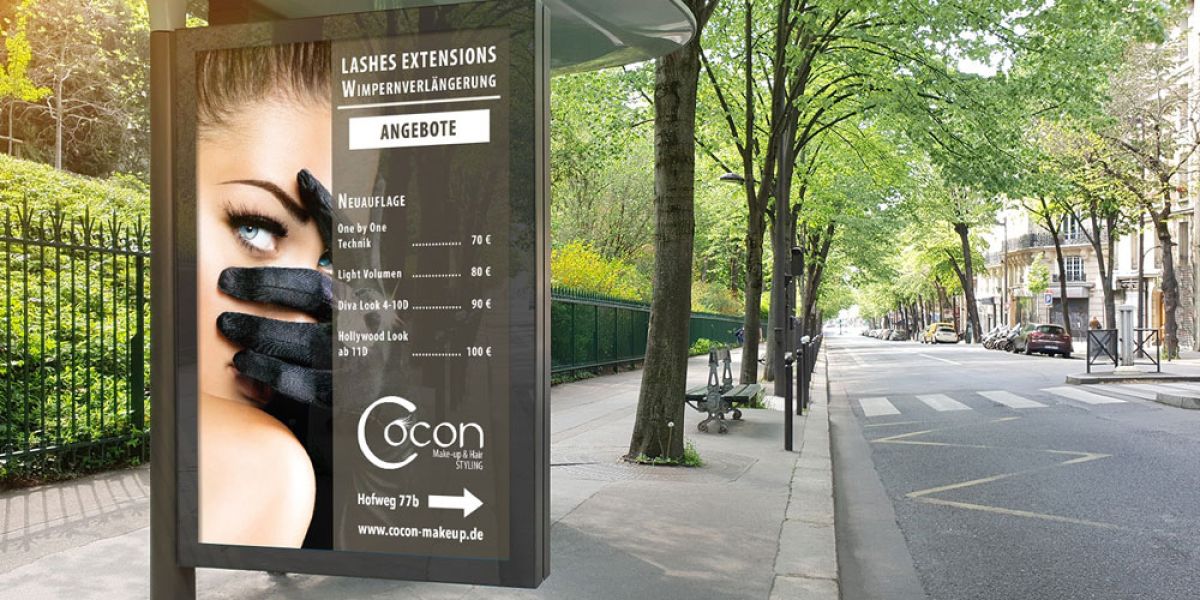 Werbeplakat für Wimpernverlängerung-Angebote von Cocon Make-up, betont Techniken und Preise, unterstützt Straßenmarketing.